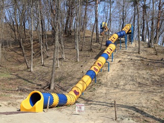 外で黄色と青色のプラスチックで作られた遊具の写真