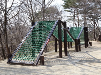 外でネットが張られたアスレチック遊具の写真