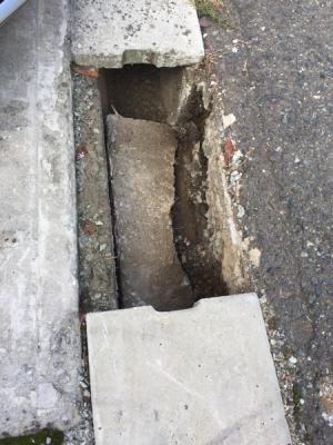 道路脇の側溝が外れている写真