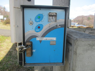 炊事場にある水道使用量の精算機の写真