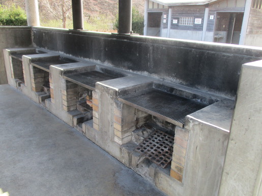 公園内の際地場にある4基並んだかまどの写真