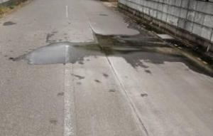 中心部付近から水が溢れている白い道路の写真