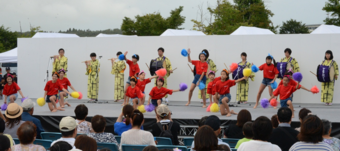 大衡やまなみ女子バレーボールスポーツ少年団の子どもたちがおおひら万葉おどりを踊っている写真