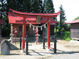 貴船神社の写真。赤い鳥居と赤い屋根の建物がある。