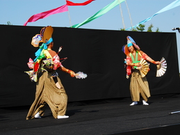 2人の男性が向かい合って大瓜神楽を踊っている写真