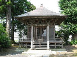 針薬師堂の写真。周りには背の高い木が何本も立っている。