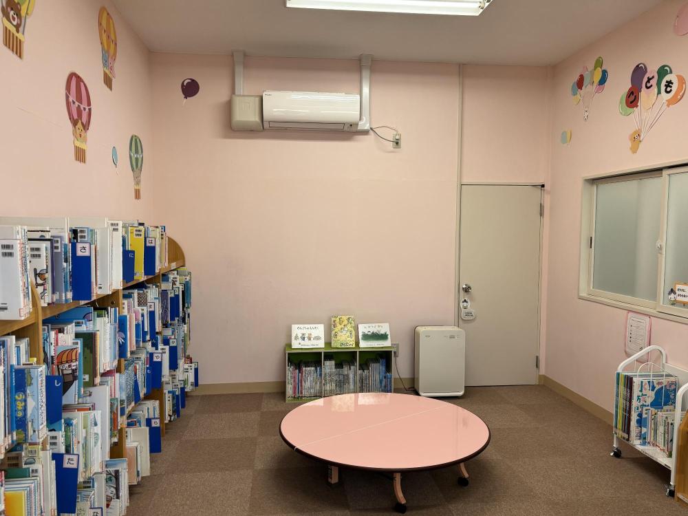 子ども図書室内観