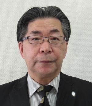 メガネをかけたスーツ姿の和泉文雄氏の写真