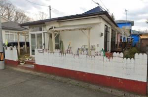 白い柵のある平屋住宅の外観の写真