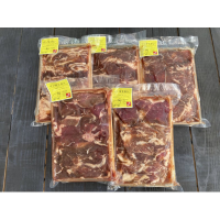 冷凍保存用に包装された精肉セットの袋詰めが五つ並べられた写真