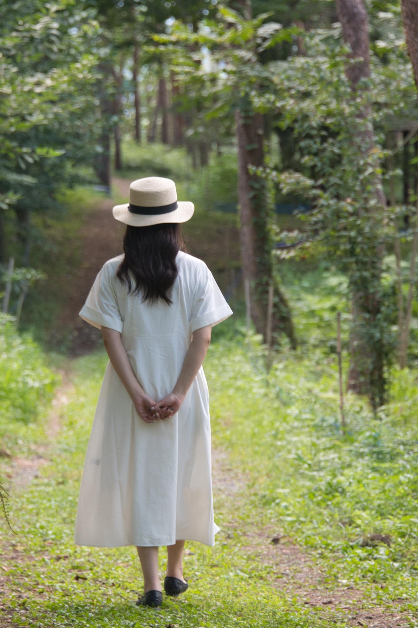 昭和万葉の森を歩く女性