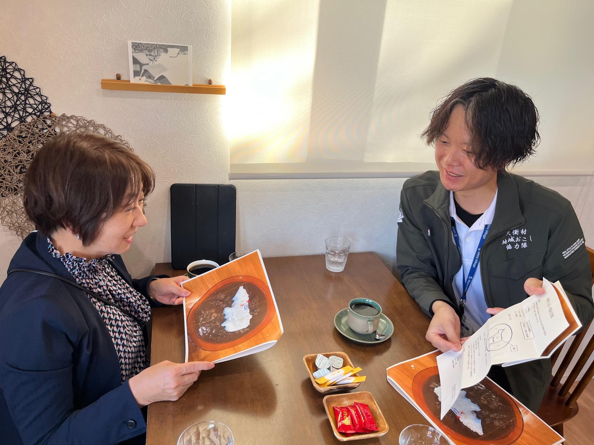 牛野ダムカレーを村長に説明する写真