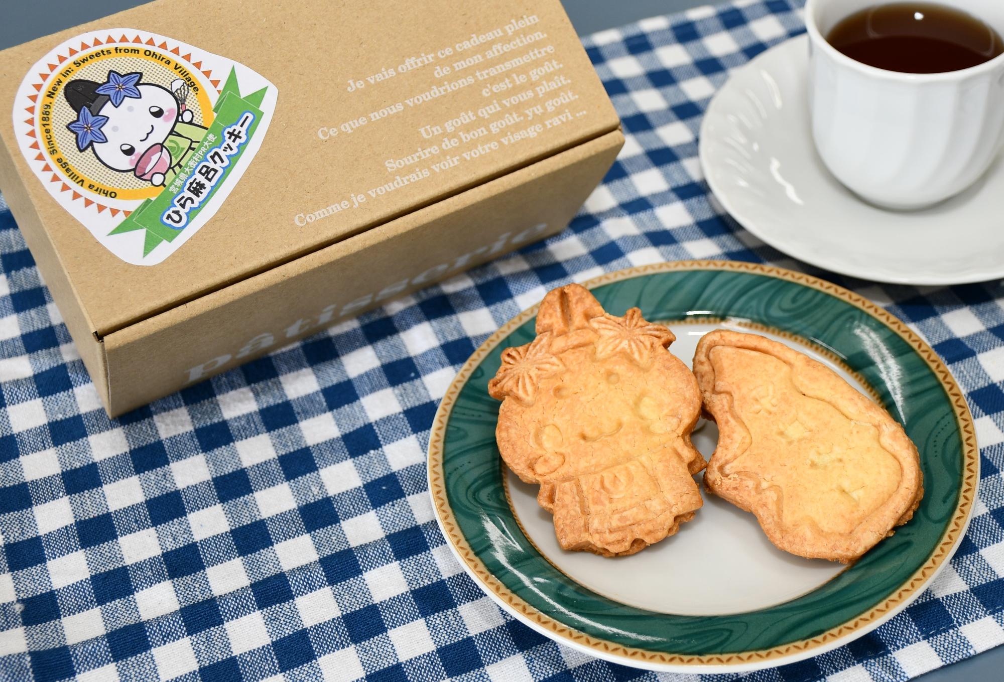 ひら麻呂クッキーと牛野ダムクッキーがお皿に乗っている写真