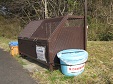 ごみ集積所の横に置いてある収集容器の写真
